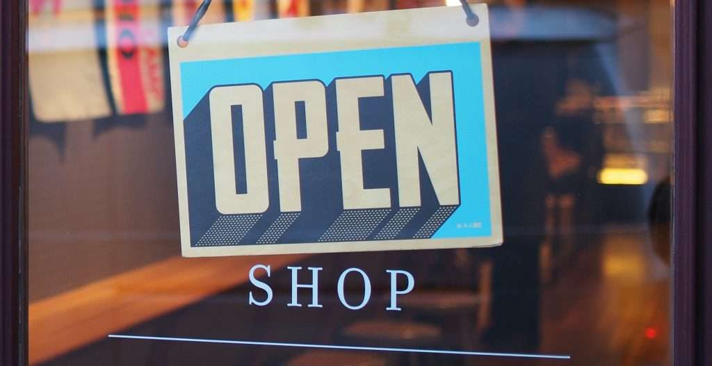 Porte d'un commerce avec une pancarte open