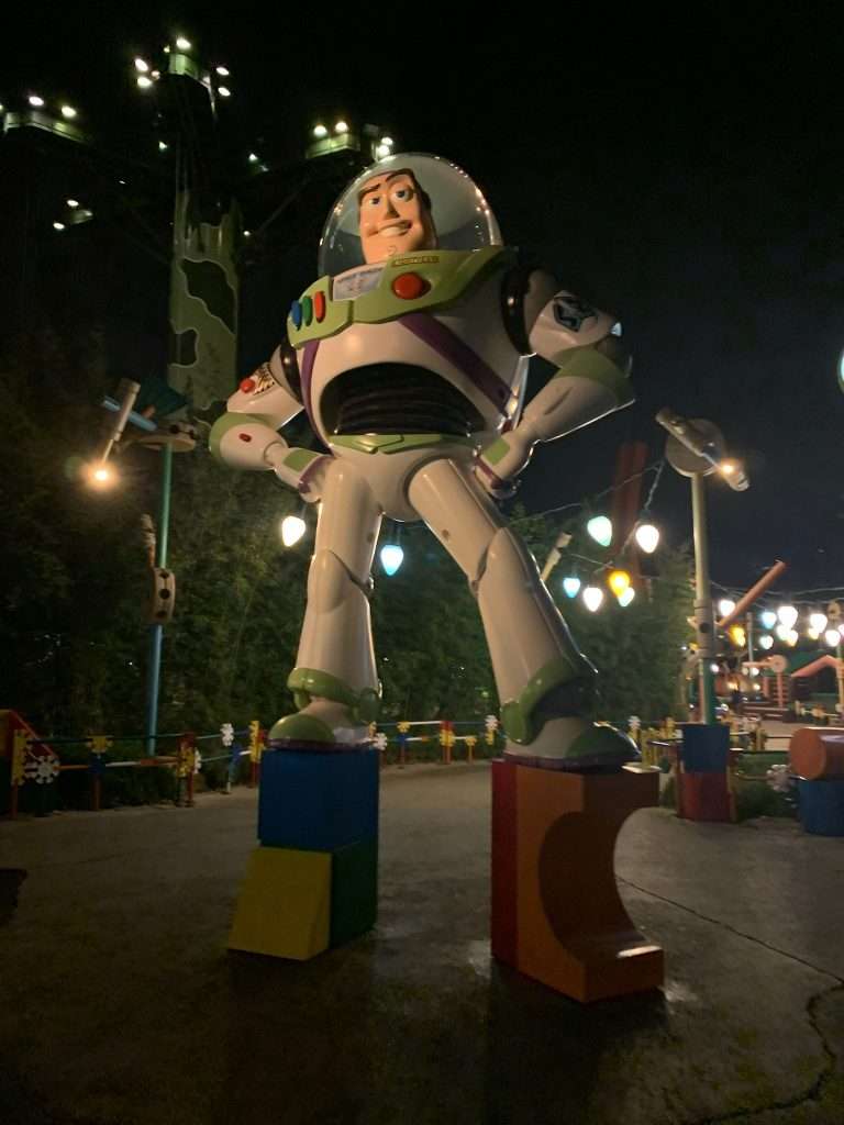 Statue géante de Buzz l'Éclair